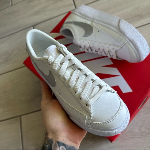 NIKE BLAZER LOW WHITE SILVER - Picture 2 of 4